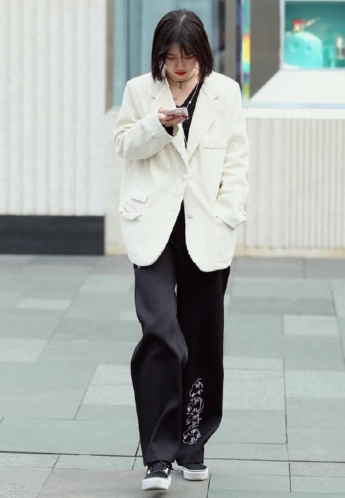 建议千万别扔掉你的“肥肥裤”,学学下面这样穿,立马让你潮炸天