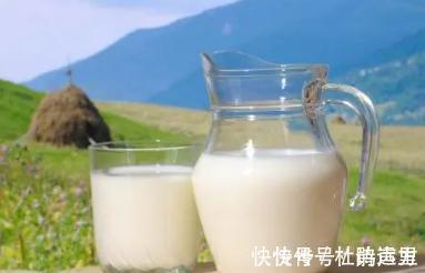 牛奶|常喝牛奶查出骨质疏松?医生提醒:想要骨头好,2种食物劝你少吃