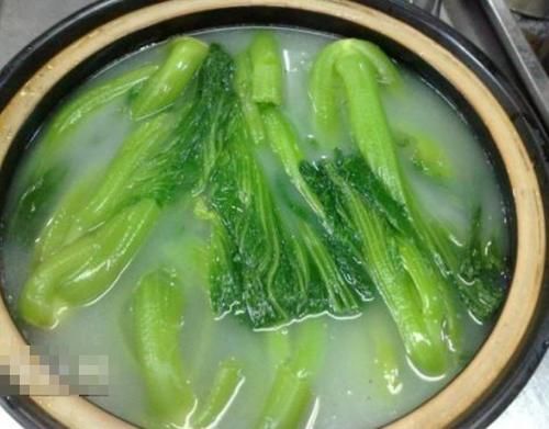 腌酸菜时,别傻傻只会放盐,多加这一步,酸菜脆爽,放1年都不坏