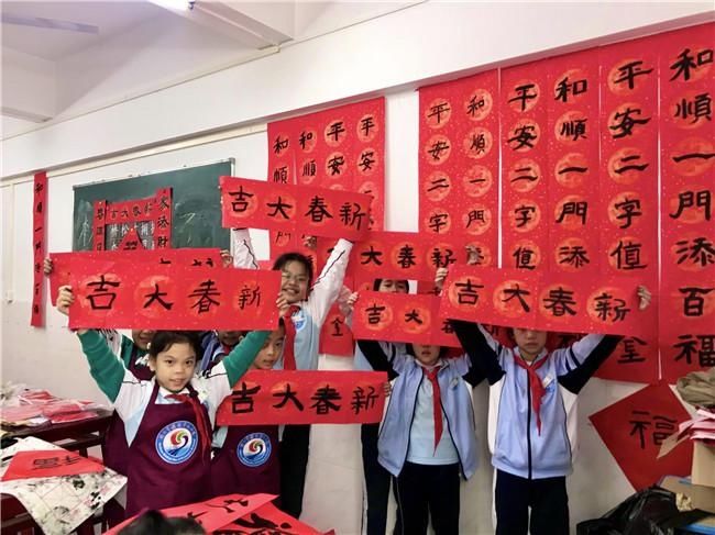 感受中华传统文化 海口市小学生“写春联送祝福”