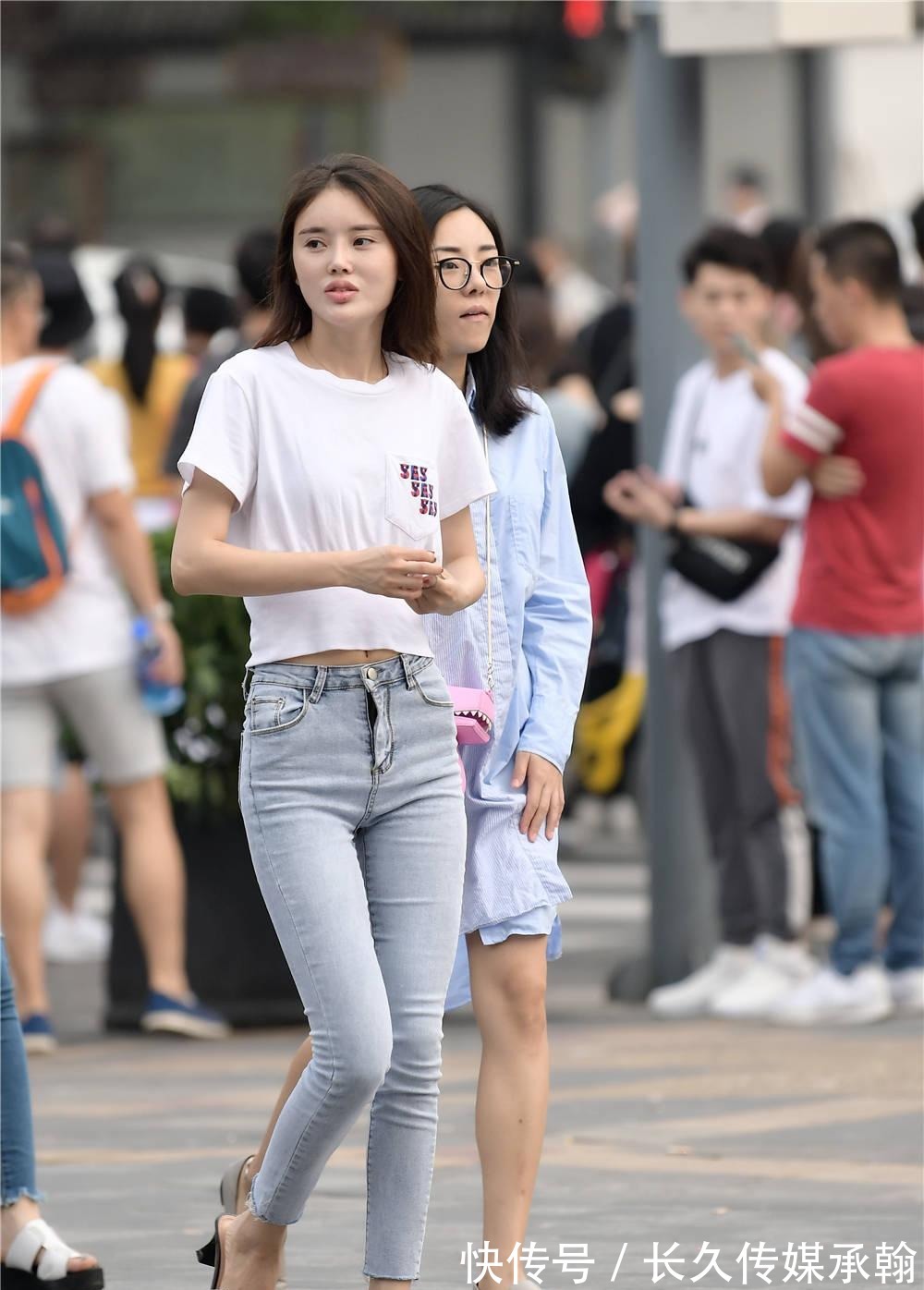 美女 九分紧身牛仔裤，搭配粗跟凉拖，骨感身材穿出高级感