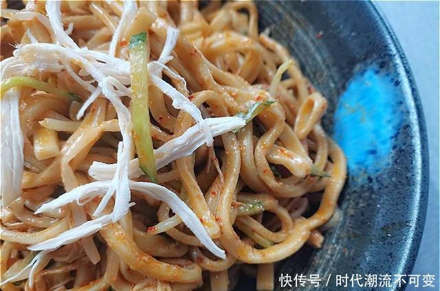 做凉面时,煮熟后过凉是大错!大厨这样做,面条更筋道,更有嚼劲
