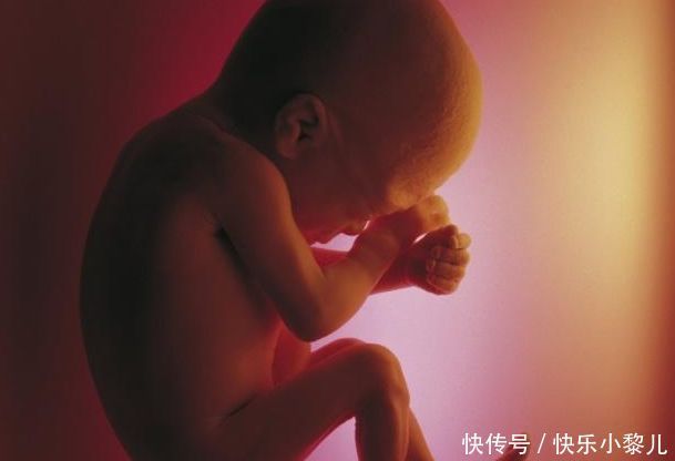 准妈妈做四维时,为何胎儿总是挡着脸?或许