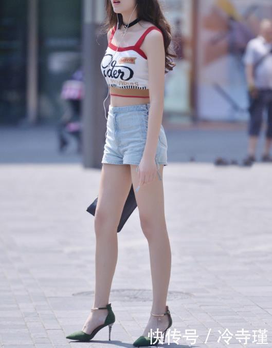 绿色V领网纱上衣,搭配牛仔热裤,包容性强,展露清新少女感