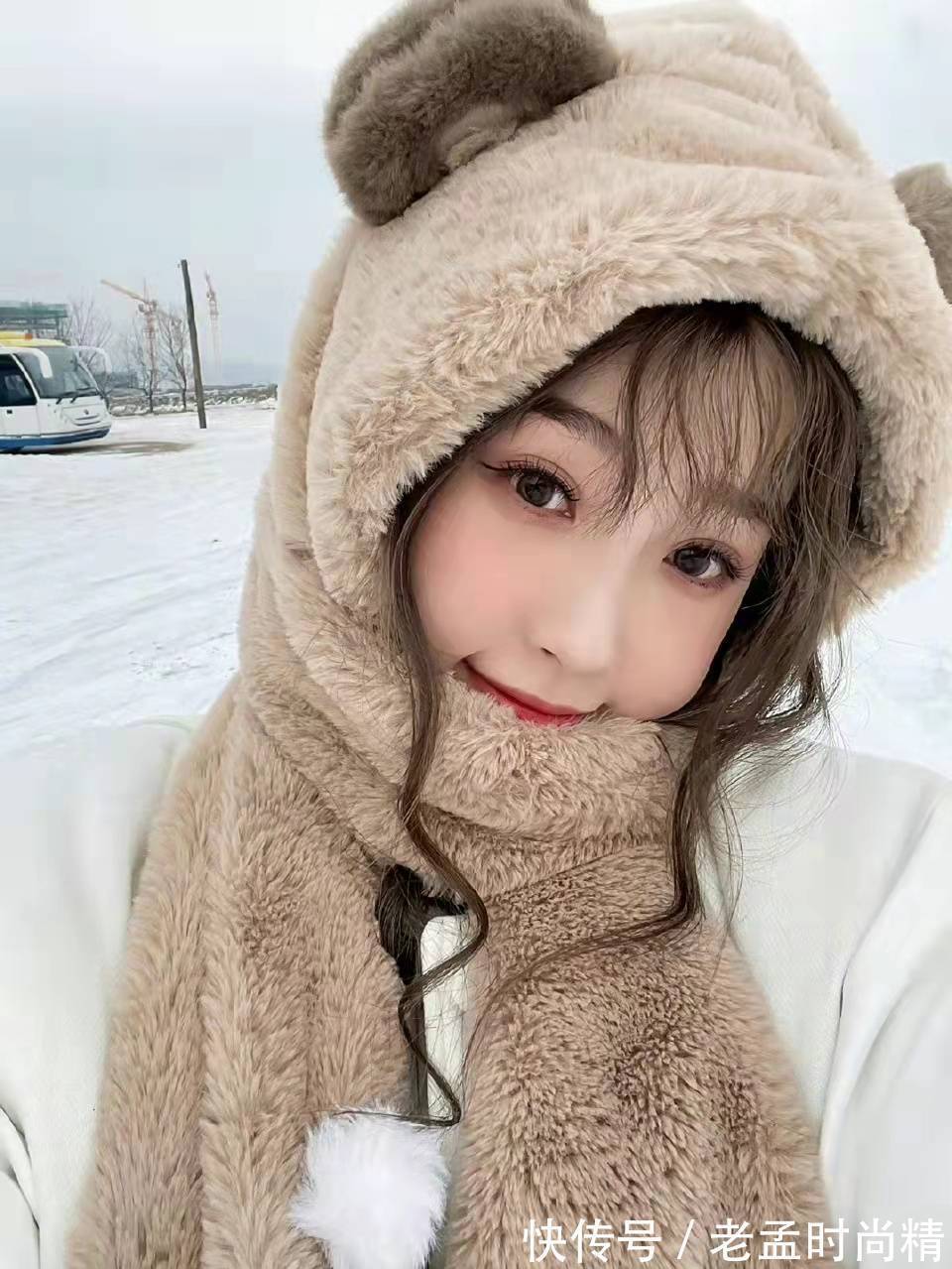 可爱 虞书欣太可爱了,穿白色羽绒服配一体小熊围巾帽,减龄又时尚