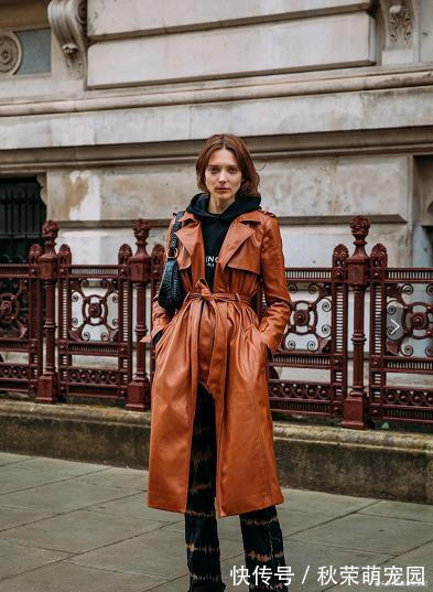 毛衣 风衣里面穿什么才时尚?今年推荐这5种“内搭”,减龄百搭又耐看