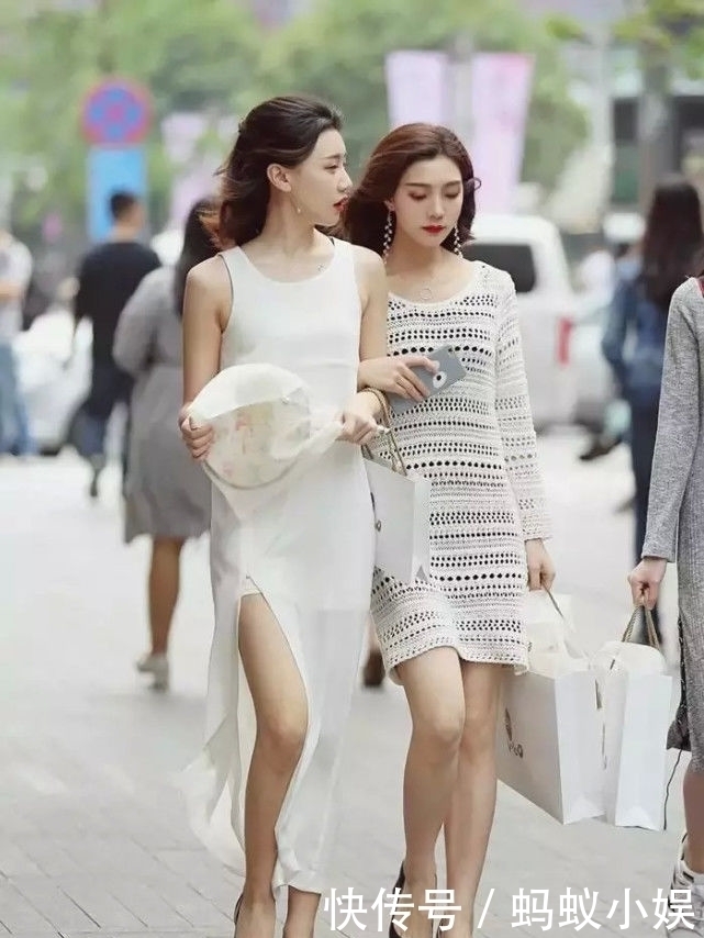 气质|路人街拍,羞涩可人的小姐姐,走路自带气质,凸显女神的魅力