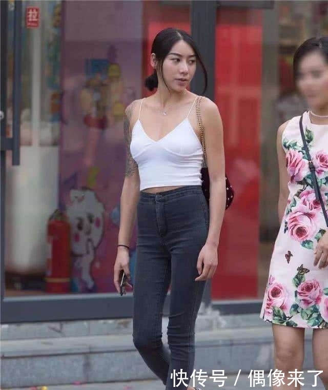 御姐|路遇一成熟御姐,牛仔裤加白色吊带,网友:这才是女人的样子!