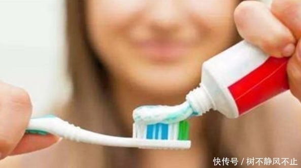 牙黄口臭|刷牙前,牙膏要不要“沾水”听专家分析完,难怪一嘴黄牙口臭