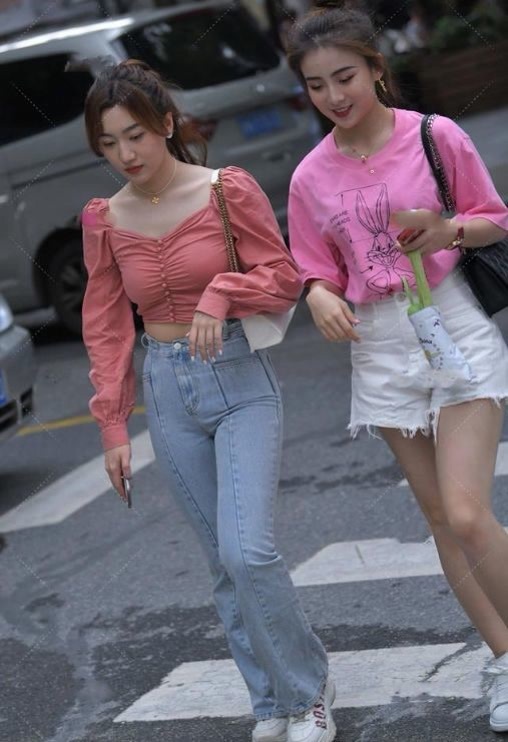 穿搭 墨绿色的无袖上衣,搭配黑色九分裤,整体给人简单清爽利落感觉