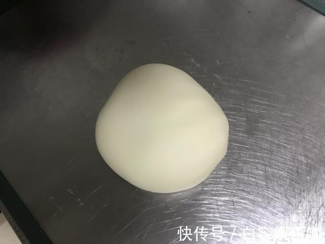 蒸制|80岁奶奶教我：馒头要想松软白胖又光滑，这2点很重要，涨知识