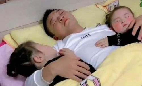三胞胎|宝爸“左拥右抱”俩女儿睡午觉,镜头转到儿子后,宝妈立马急了