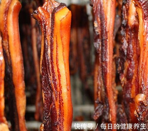 农村才能做烟熏肉学会这招,城里也能熏,味道更香,放1年不坏