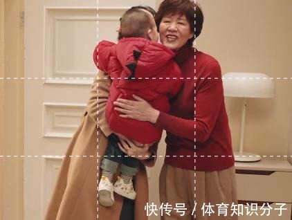 中国女排|昔日第一女神看望郎导,小可爱亲吻郎平,郎平笑开了花,其乐融融