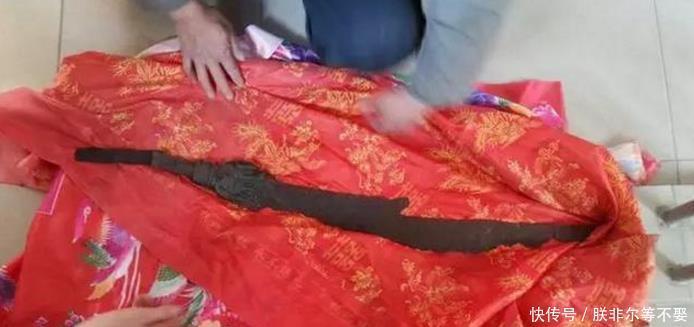 露泽院堡|此人拿出一把祖传宝刀，说是一位皇帝寄存在他家，父亲为护刀中枪！