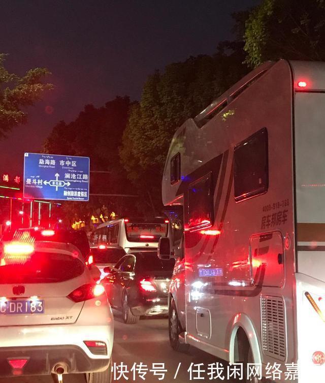 今年春节房车扎堆儿到了西双版纳,椰树下埋锅造饭成了一道风景线