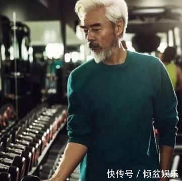 八块腹肌|70岁硬核老大爷,健身练就八块腹肌秒杀一众年轻人,网友自愧不如