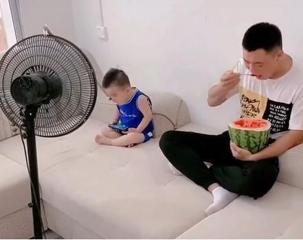 风扇|爸爸带孩子吃西瓜照火了,发明了电风扇“吃瓜法”,懒出了新高度