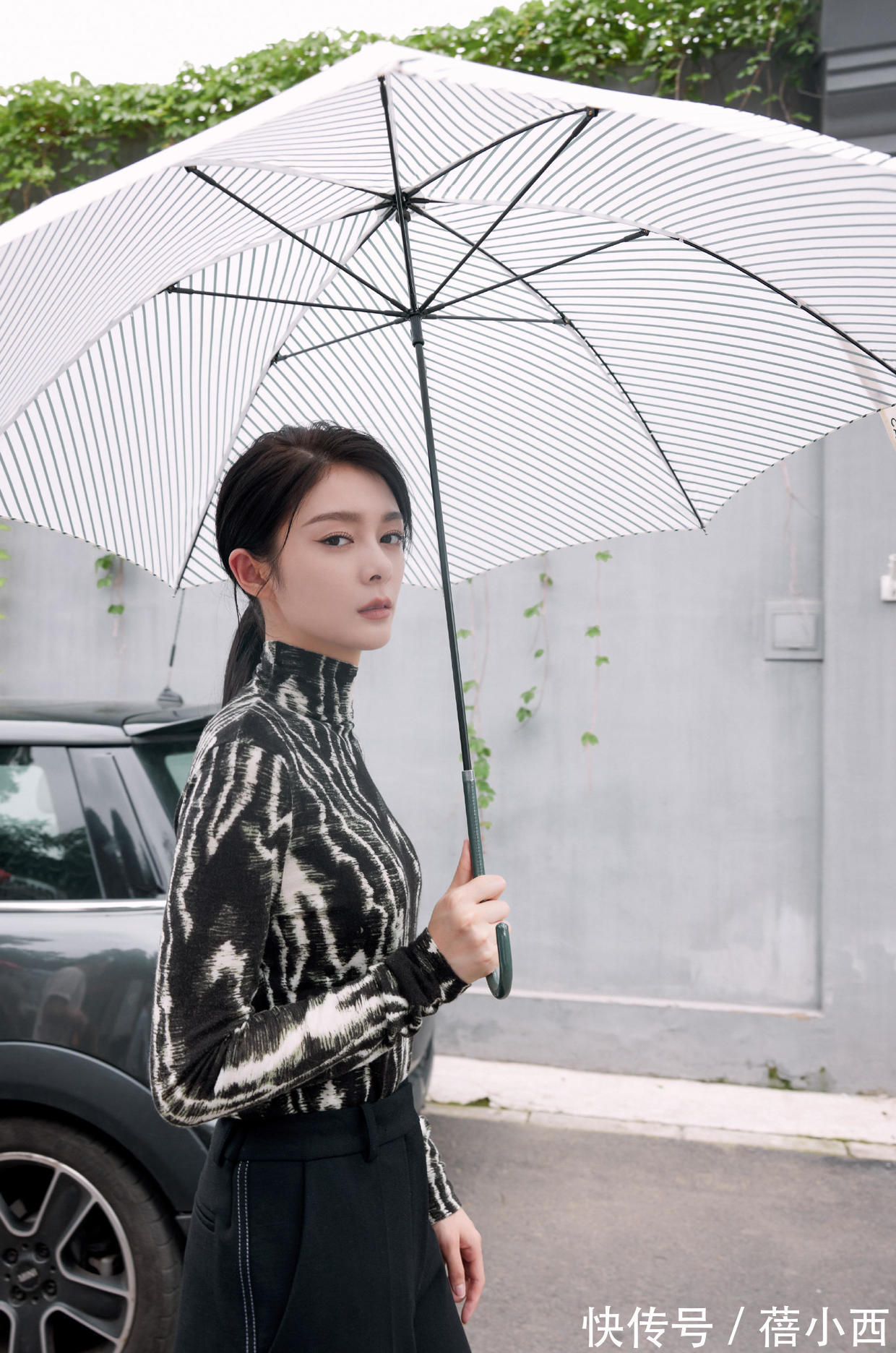 清冷|傅菁真是清冷美人,穿斑马纹上衣配长裤,又美又飒太有女强人气场