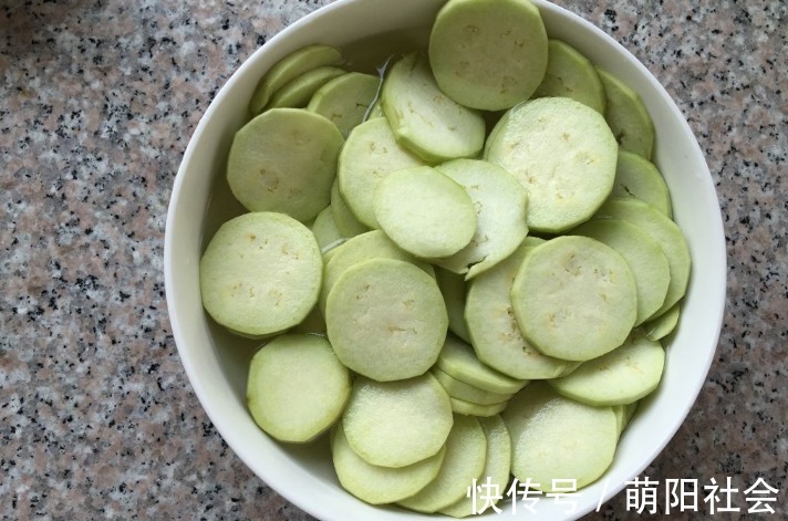 可口|这样吃茄子你见过吗简单快捷，香酥可口，上桌抢着吃