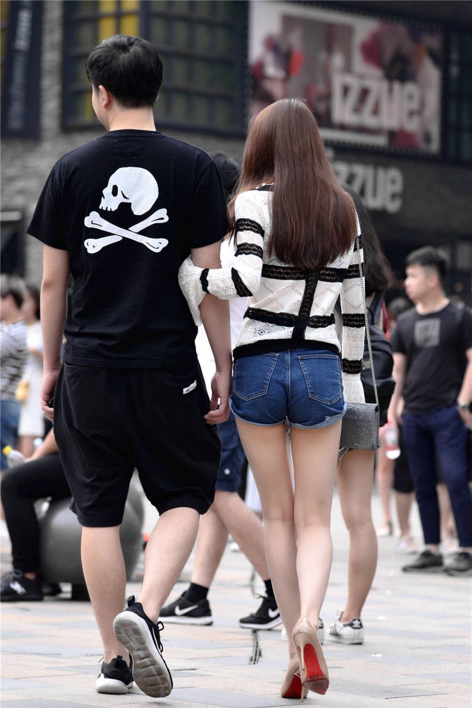 喜欢牛仔裤短裤搭配,要有层次感才好,还要显腿长