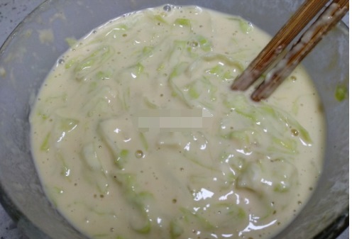 这菜别再炒着吃，用它来煎饼，可比韭菜好吃多了，吃过就忘不了