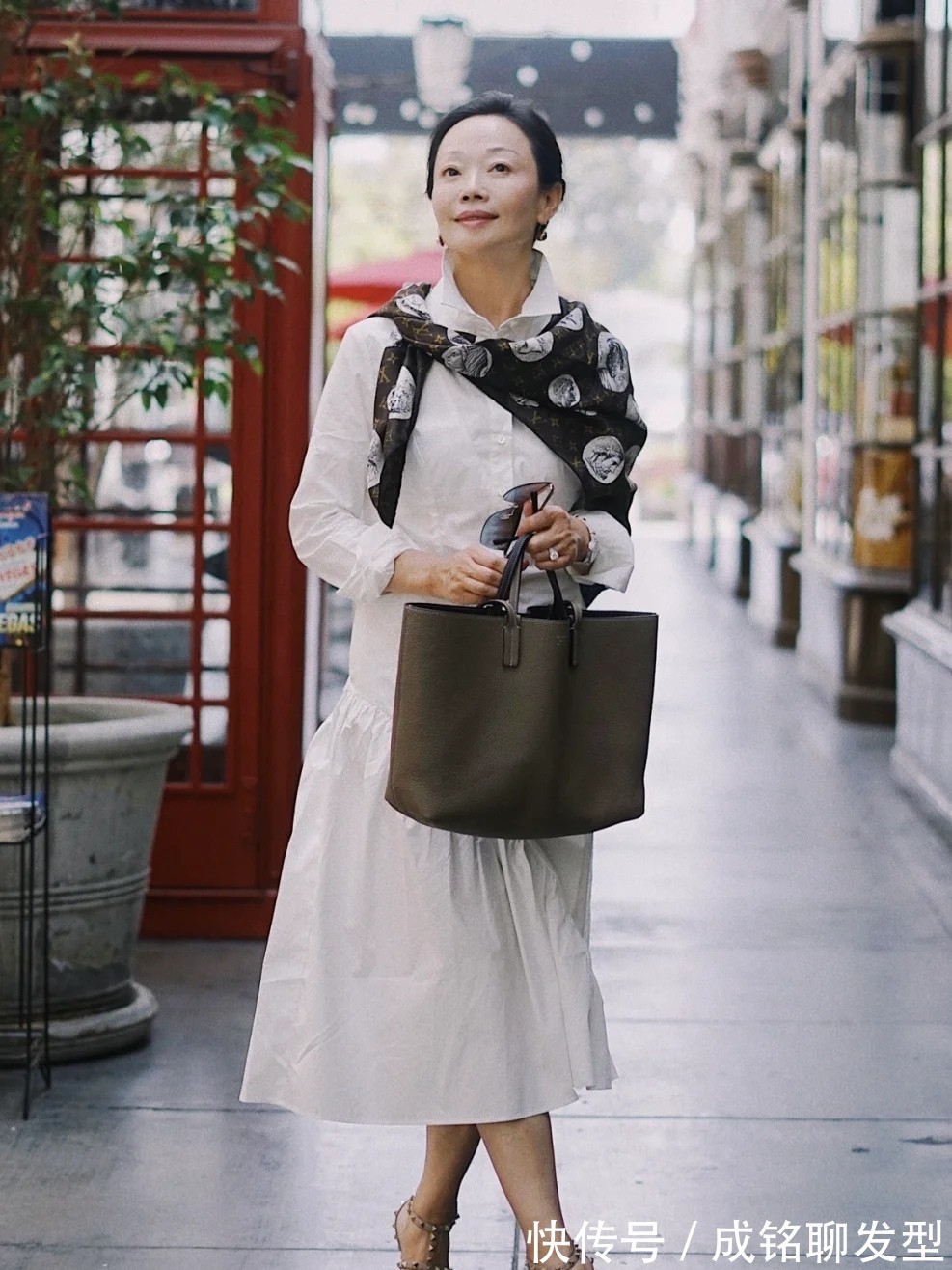 优雅|60岁的女人原来也可以这么美!自然真实不装嫩,一举一动皆优雅