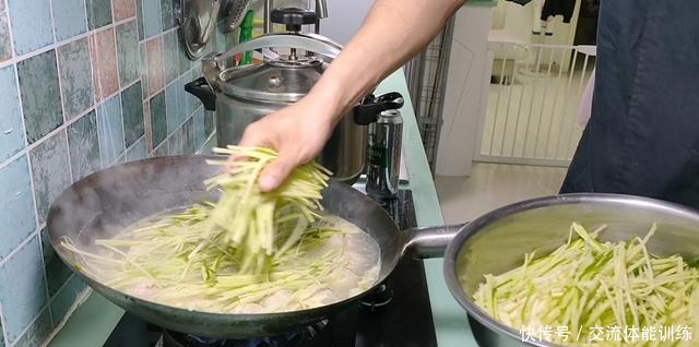 简单的家常菜《萝卜丸子汤》丸子好吃，汤鲜味美的秘密