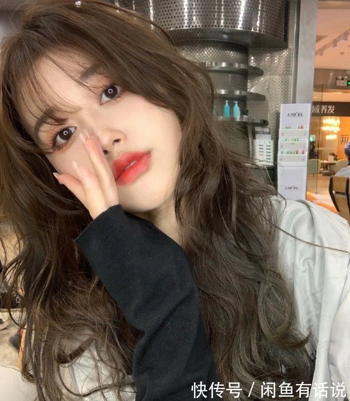 蛋蛋卷 减龄不一定要烫羊毛卷,太挑人!今年流行“慵懒卷”,很有女人味