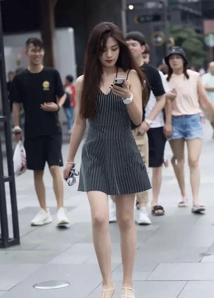 美人|落花纷纷稍觉多,美人欲醉朱颜酡,条纹吊带连衣裙的时尚穿搭