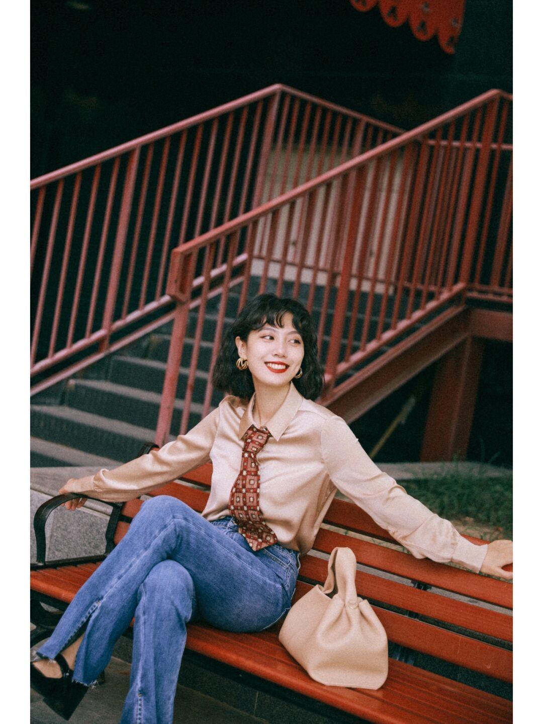 微喇叭|牛仔裤怎么搭配才时髦?搭配西服和衬衫,让你美出新高度,超漂亮