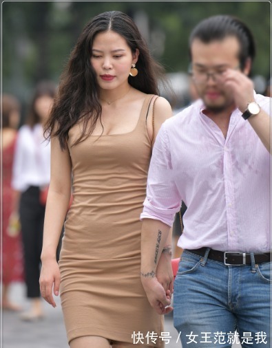 包包|咖啡色连衣裙搭配红色包包,时尚精致,贴身舒适