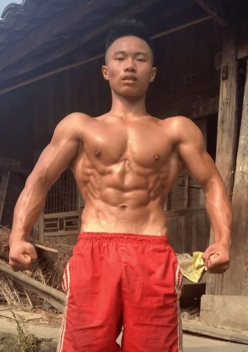 农村|这位从农村里走出来的肌肉男，到底什么水平？
