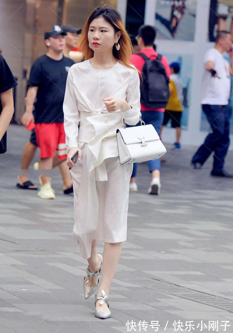 街拍 白色长款连衣裙搭配尖头高跟鞋,可爱又时髦,很有淑女气质