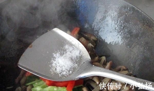 鸡枞菌|有钱就买这菜，300元多1斤，比松茸还贵，味香甜脆嫩，超滋补