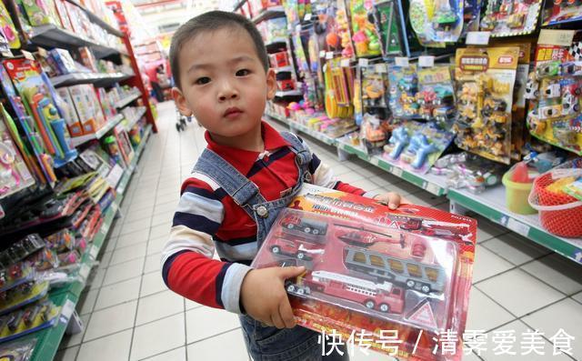 |农民工带儿子买玩具,钱不够被笑话,老人说的话,让老板羞愧