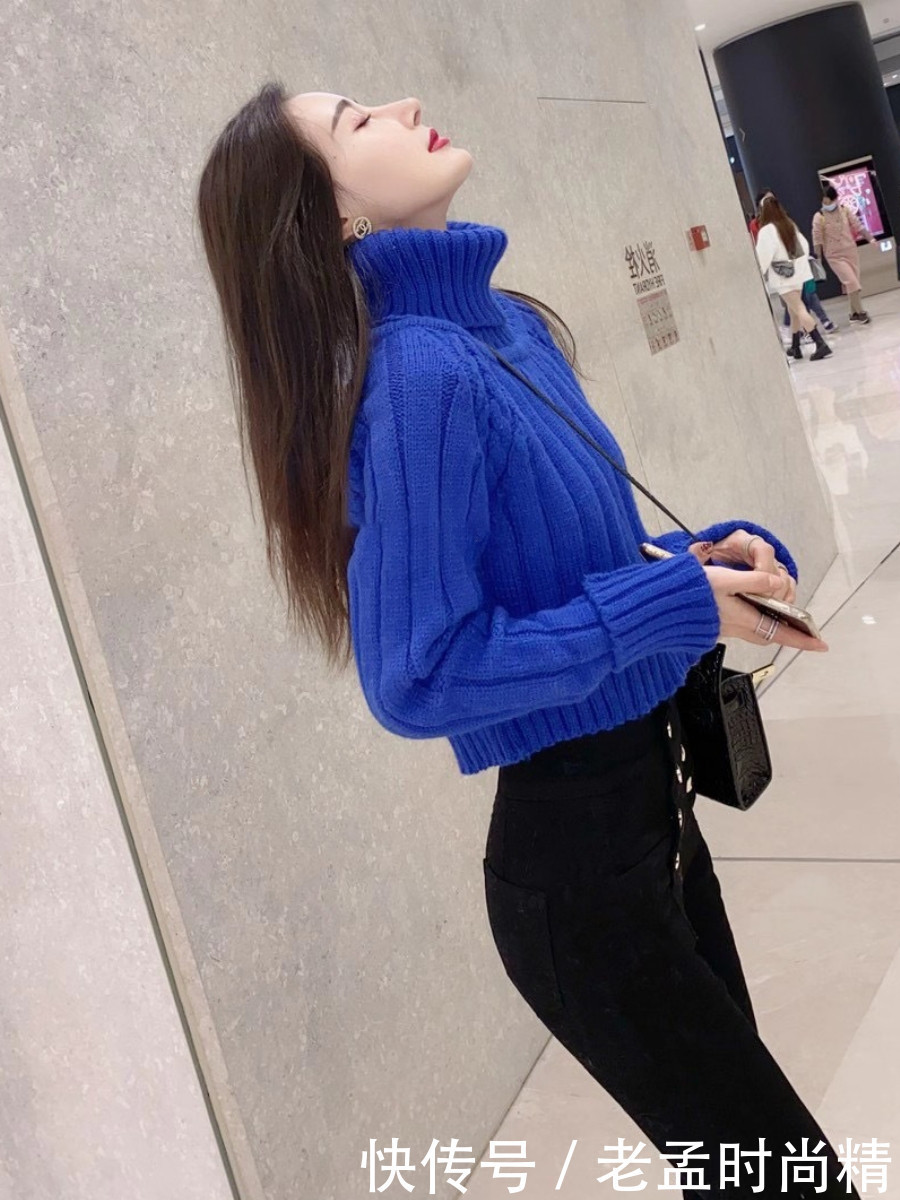 今年冬季女装色彩的流行趋势,红黄蓝黑四种配色,让女性穿出靓丽时髦感