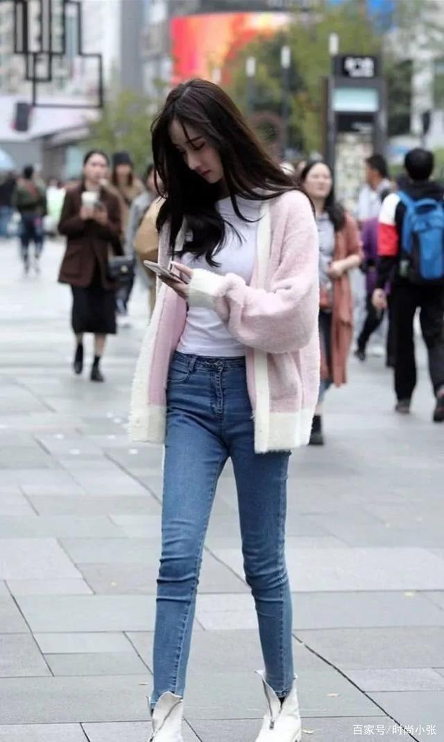 淑女风|浅色的毛绒上衣搭配蓝色牛仔裤,看上去很有淑女风的样子