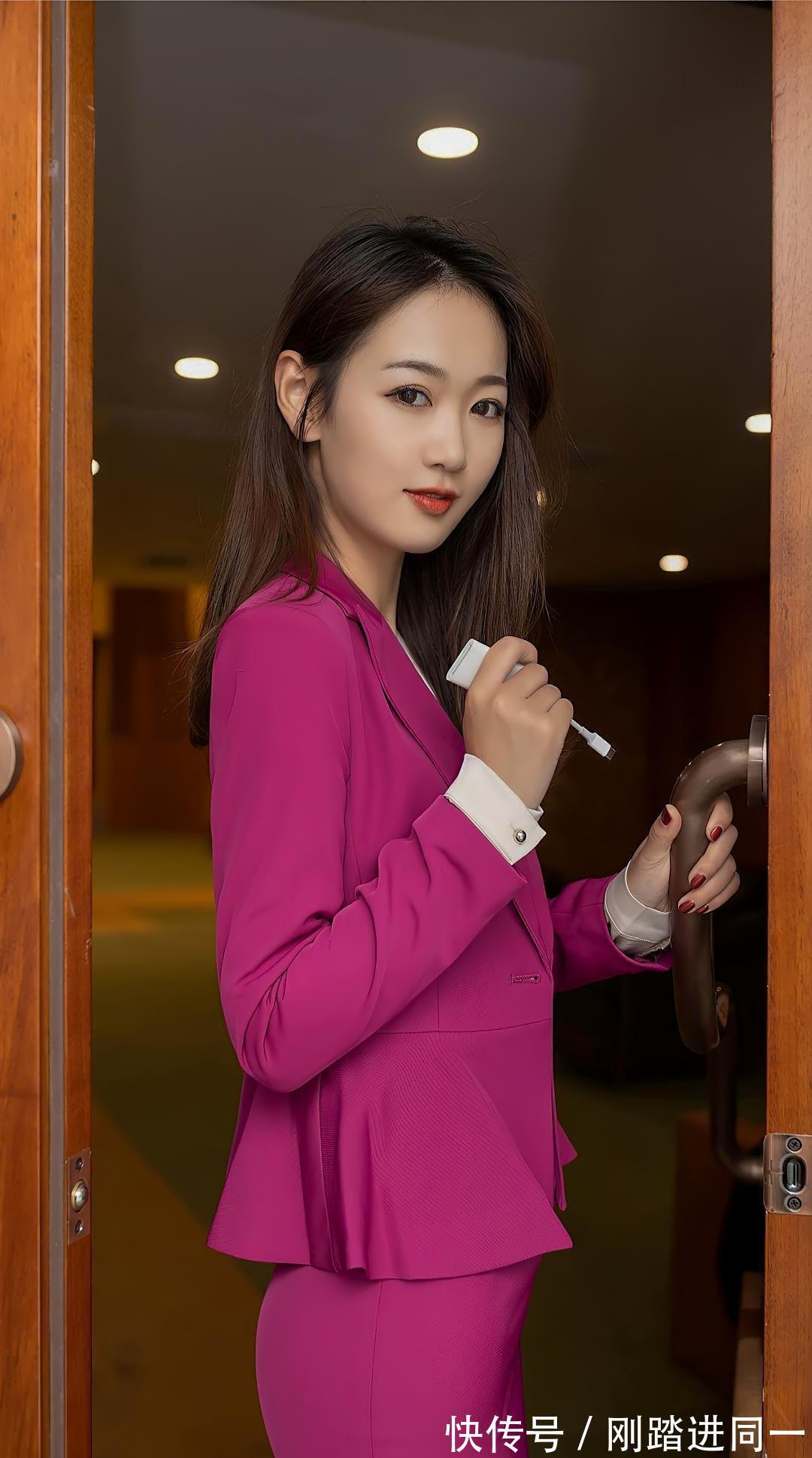 穿搭|美女办公室穿搭,包臀裙与肉丝激情碰撞,穿出了OL制服的灵魂,让人神魂颠倒