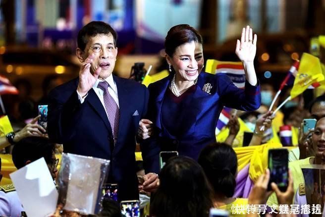 诗妮娜|泰王四口齐亮相真高调！诗妮娜裹红衣好嘚瑟，拉拢15岁王子心机重