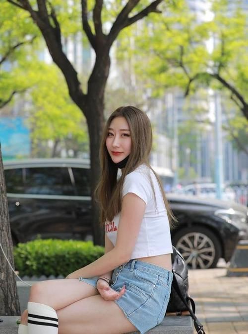 低腰|美女模特:短白t恤和蓝色低腰牛仔裤,勾勒出腿部的曲线