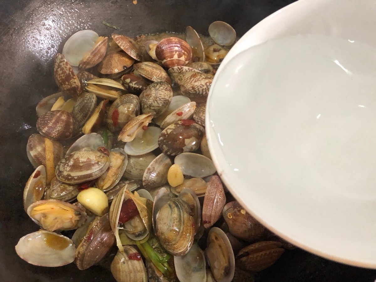 郫县豆瓣酱|这个季节的花甲又肥又鲜美,配上酱料简单一炒,鲜美又下饭