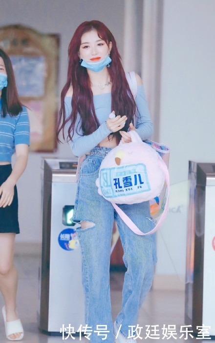 牛仔|孔雪儿不做腿模可惜了!穿牛仔短裤都洋气,“丝袜”美腿让人羡慕