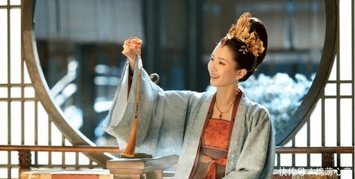 坠马髻|宋代女性的发式又简又仙，我们只会拉直烫头，跟宋代相比差远了