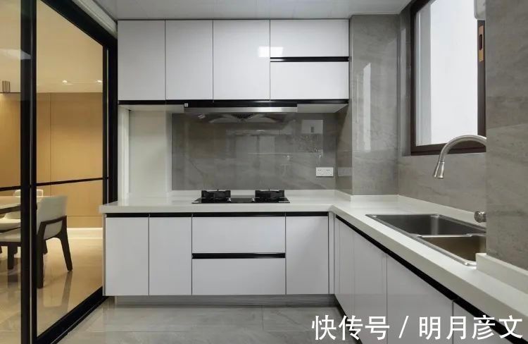 黑白配|100㎡现代简约,自然舒适木质感,结合时尚的黑白配,高级端庄