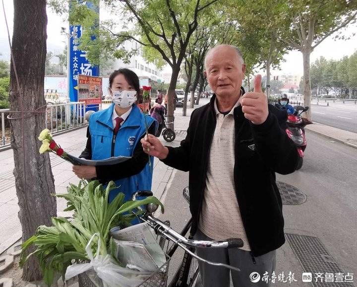张政|鲜花送老人，关爱在重阳，济南公交齐鲁志愿者在行动