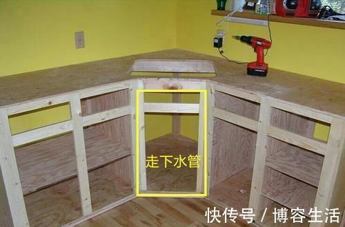 双槽|同样都是小厨房，他家把水槽挪到橱柜拐角处，见缝插针放下3个槽