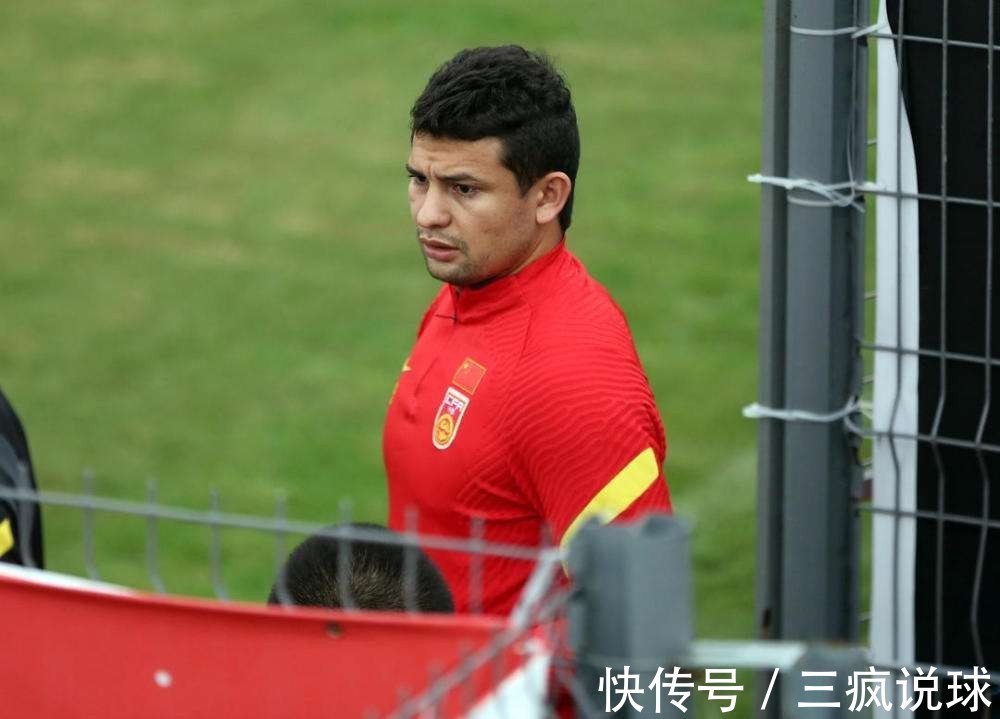 李霄鹏|李霄鹏连遭重创,曝国足多人确诊,除了艾克森竟还有球员感染病毒