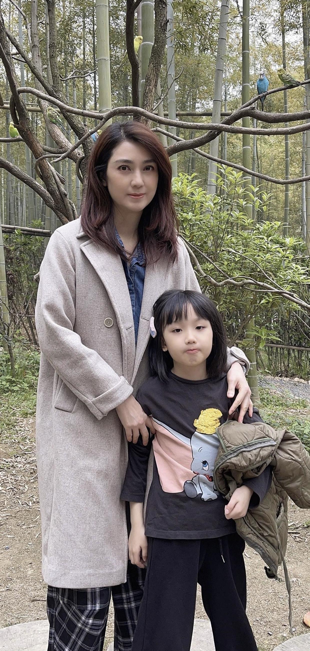 连衣裙|又被洪欣美到了,穿大红色V领吊带裙时髦精致,端庄成熟真有气质