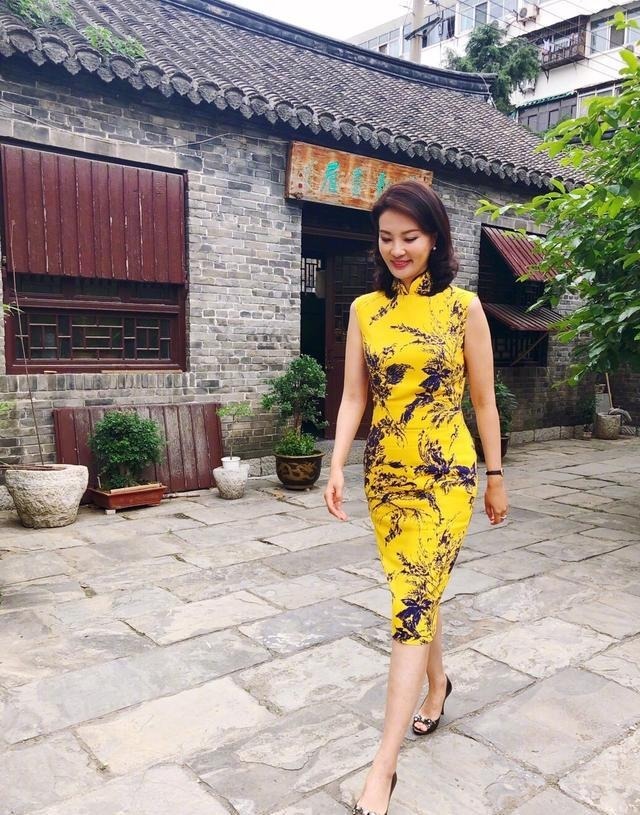 刘芳菲很有成功企业家气质范，穿白色西服套装干练大气，高级优雅